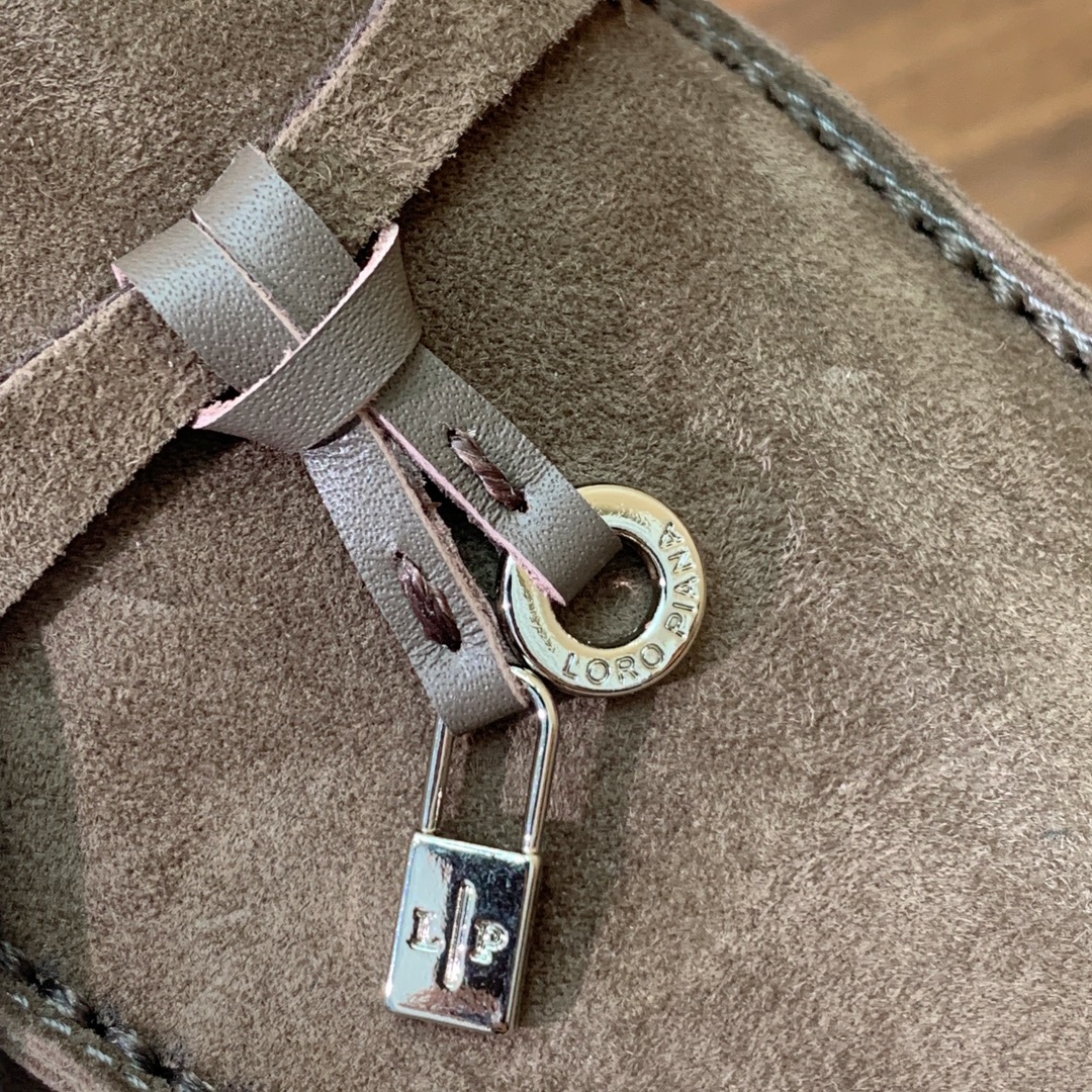 【Loro Piana】包头拖。意大利顶级羊绒复古优雅低调奢华。时尚性与皮料实用性同样兼具依然全网最高品