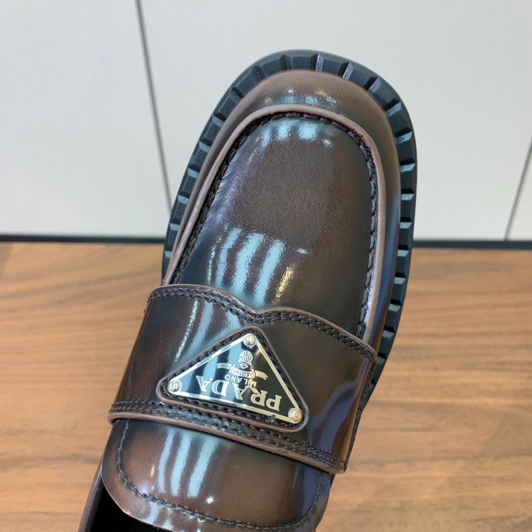 【Prad*】三角金属标一脚蹬。众多网红上脚，穿上增高休闲两不失误。
材质：鞋面开边珠，牛皮内里及垫脚。