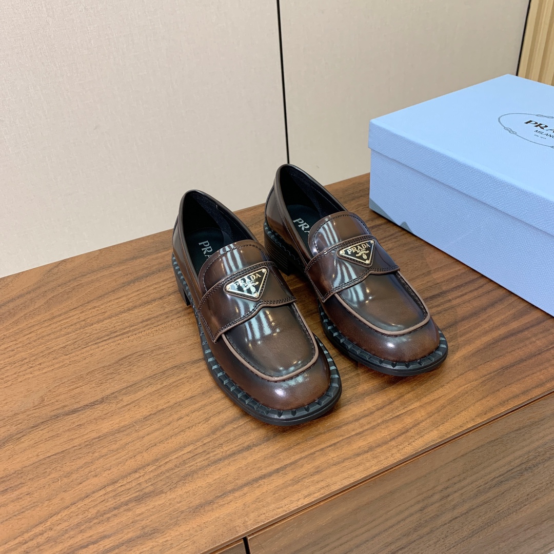 【Prad*】三角金属标一脚蹬。众多网红上脚，穿上增高休闲两不失误。
材质：鞋面开边珠，牛皮内里及垫脚。