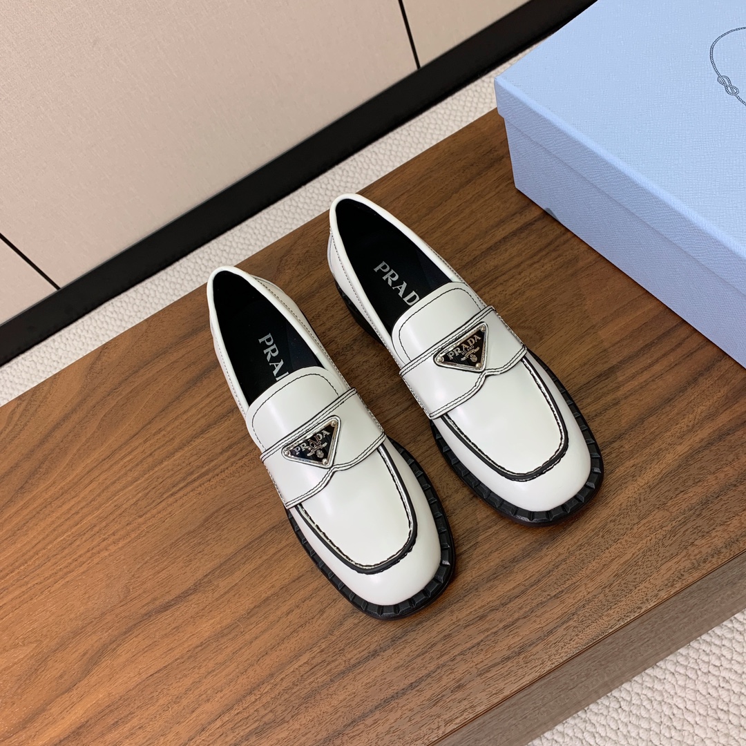 【Prad*】三角金属标一脚蹬。众多网红上脚，穿上增高休闲两不失误。
材质：鞋面开边珠，牛皮内里及垫脚。