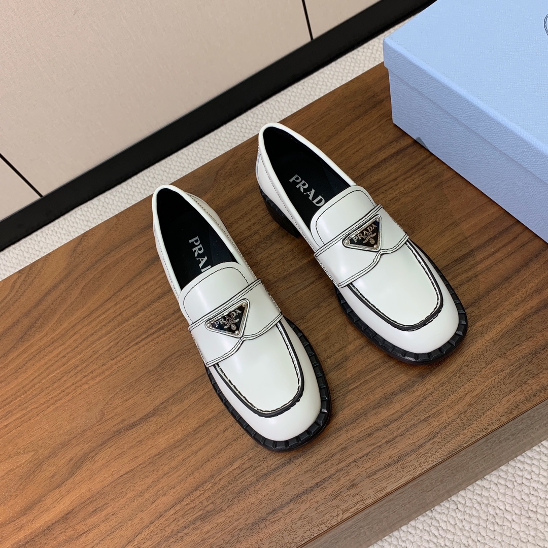 【Prad*】三角金属标一脚蹬。众多网红上脚，穿上增高休闲两不失误。
材质：鞋面开边珠，牛皮内里及垫脚。