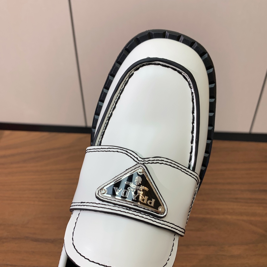 【Prad*】三角金属标一脚蹬。众多网红上脚，穿上增高休闲两不失误。
材质：鞋面开边珠，牛皮内里及垫脚。