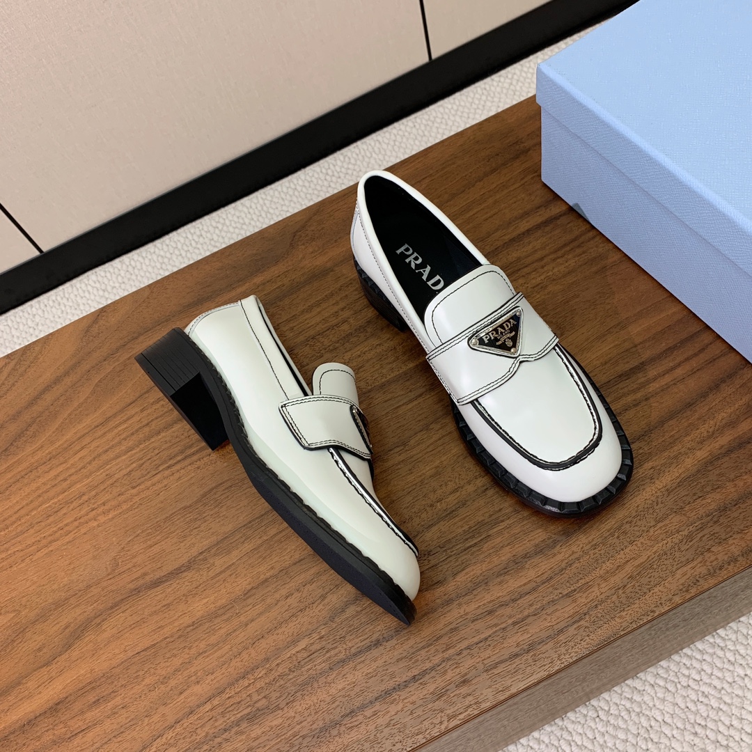 【Prad*】三角金属标一脚蹬。众多网红上脚，穿上增高休闲两不失误。
材质：鞋面开边珠，牛皮内里及垫脚。
