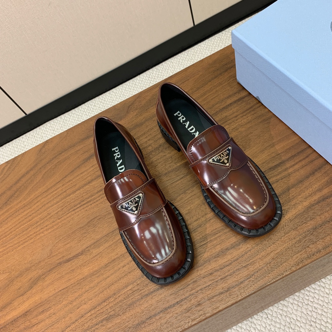 【Prad*】三角金属标一脚蹬。众多网红上脚，穿上增高休闲两不失误。
材质：鞋面开边珠，牛皮内里及垫脚。