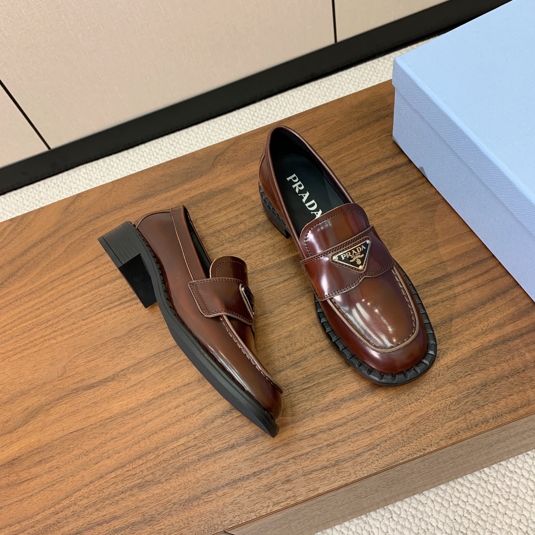 【Prad*】三角金属标一脚蹬。众多网红上脚，穿上增高休闲两不失误。
材质：鞋面开边珠，牛皮内里及垫脚。