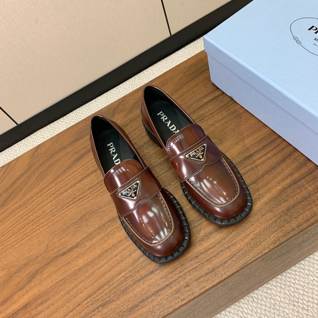 【Prad*】三角金属标一脚蹬。众多网红上脚，穿上增高休闲两不失误。
材质：鞋面开边珠，牛皮内里及垫脚。