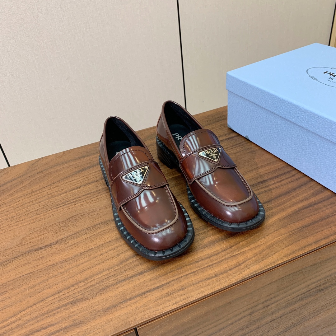 【Prad*】三角金属标一脚蹬。众多网红上脚，穿上增高休闲两不失误。
材质：鞋面开边珠，牛皮内里及垫脚。