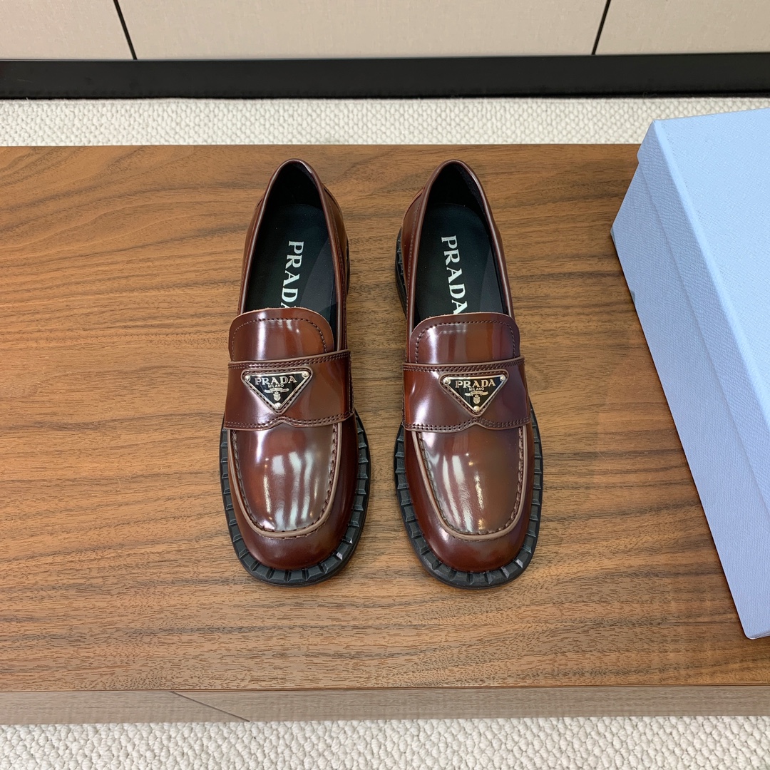 【Prad*】三角金属标一脚蹬。众多网红上脚，穿上增高休闲两不失误。
材质：鞋面开边珠，牛皮内里及垫脚。