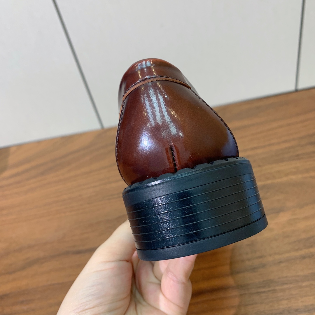 【Prad*】三角金属标一脚蹬。众多网红上脚，穿上增高休闲两不失误。
材质：鞋面开边珠，牛皮内里及垫脚。