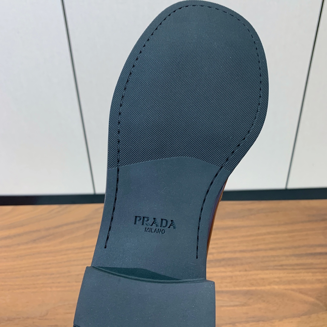 【Prad*】三角金属标一脚蹬。众多网红上脚，穿上增高休闲两不失误。
材质：鞋面开边珠，牛皮内里及垫脚。
