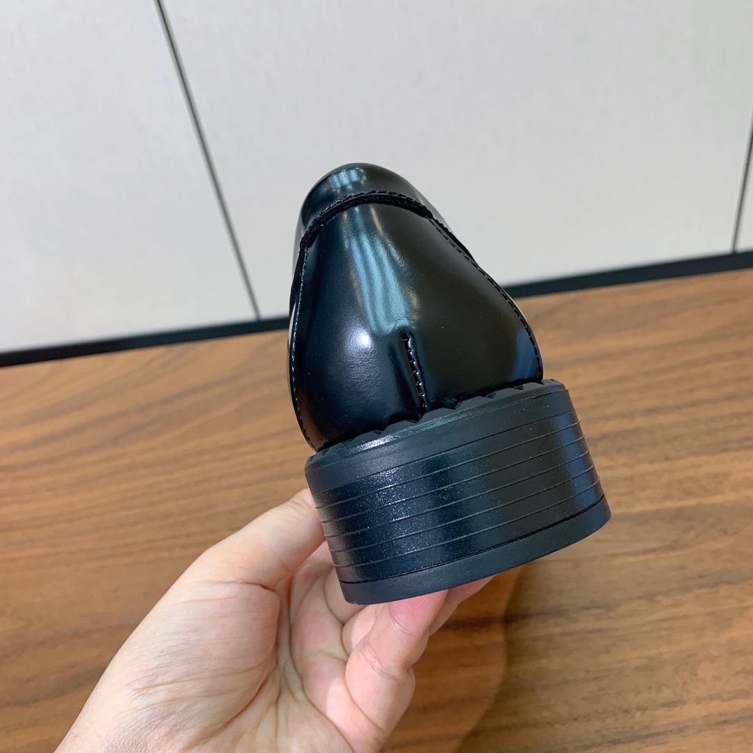 【Prad*】三角金属标一脚蹬。众多网红上脚，穿上增高休闲两不失误。
材质：鞋面开边珠，牛皮内里及垫脚。
