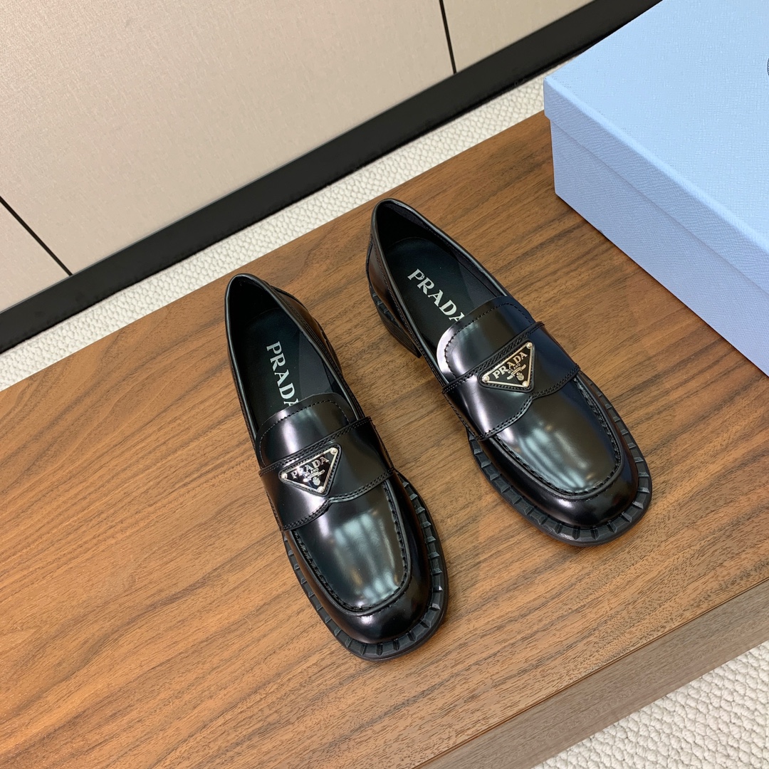 【Prad*】三角金属标一脚蹬。众多网红上脚，穿上增高休闲两不失误。
材质：鞋面开边珠，牛皮内里及垫脚。