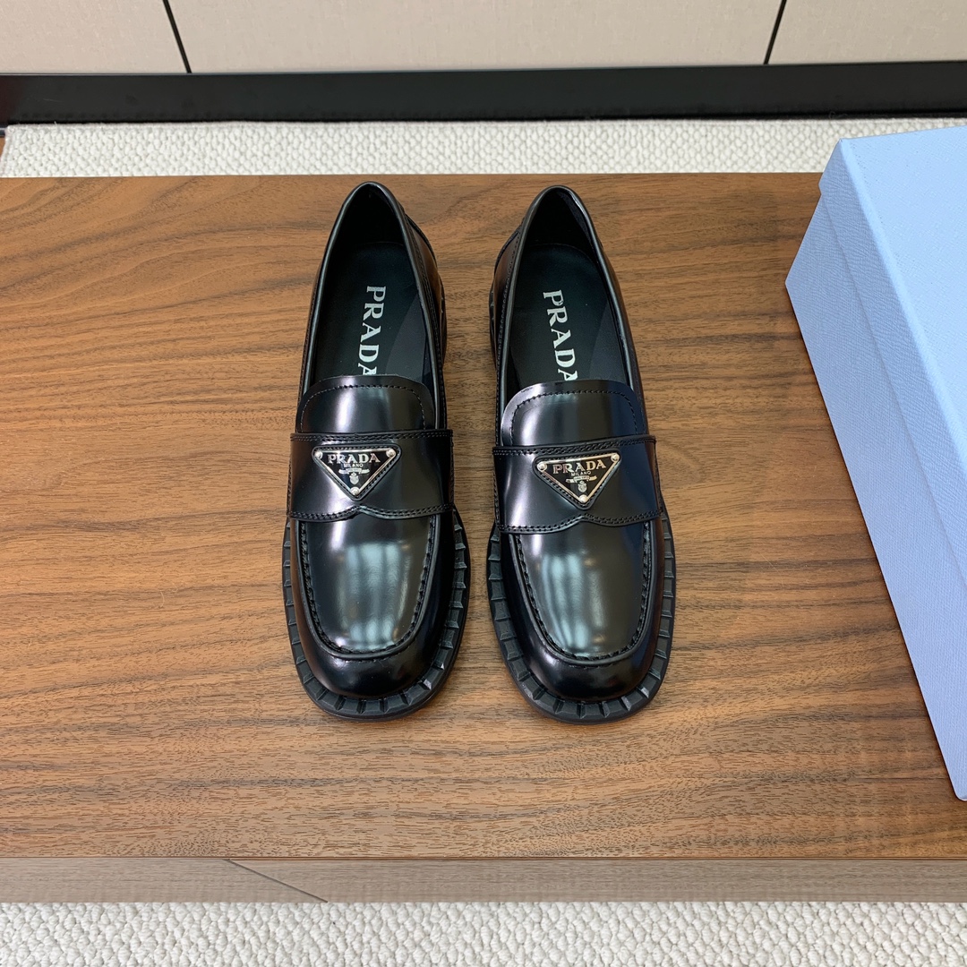 【Prad*】三角金属标一脚蹬。众多网红上脚，穿上增高休闲两不失误。
材质：鞋面开边珠，牛皮内里及垫脚。