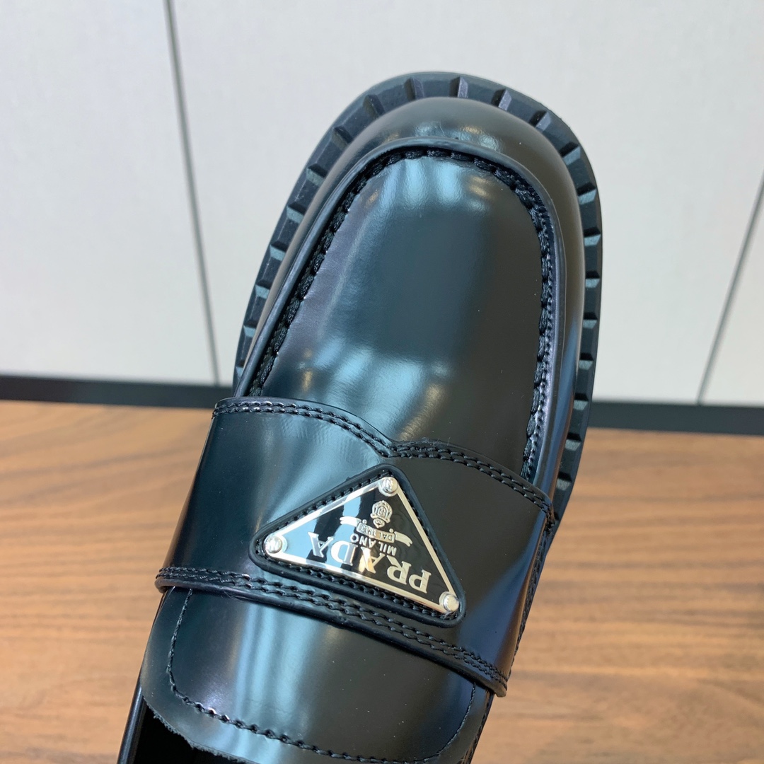 【Prad*】三角金属标一脚蹬。众多网红上脚，穿上增高休闲两不失误。
材质：鞋面开边珠，牛皮内里及垫脚。