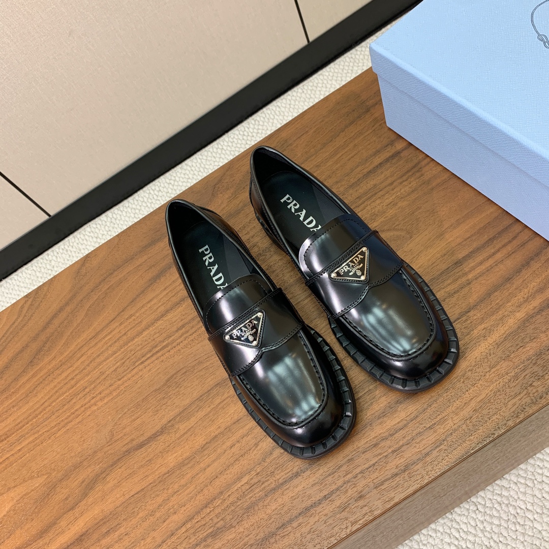 【Prad*】三角金属标一脚蹬。众多网红上脚，穿上增高休闲两不失误。
材质：鞋面开边珠，牛皮内里及垫脚。