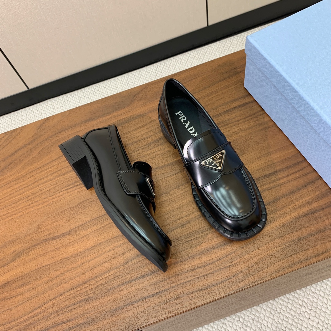 【Prad*】三角金属标一脚蹬。众多网红上脚，穿上增高休闲两不失误。
材质：鞋面开边珠，牛皮内里及垫脚。