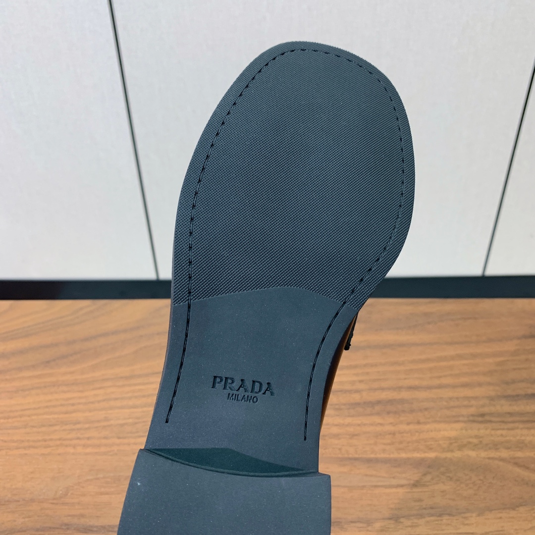 【Prad*】三角金属标一脚蹬。众多网红上脚，穿上增高休闲两不失误。
材质：鞋面开边珠，牛皮内里及垫脚。