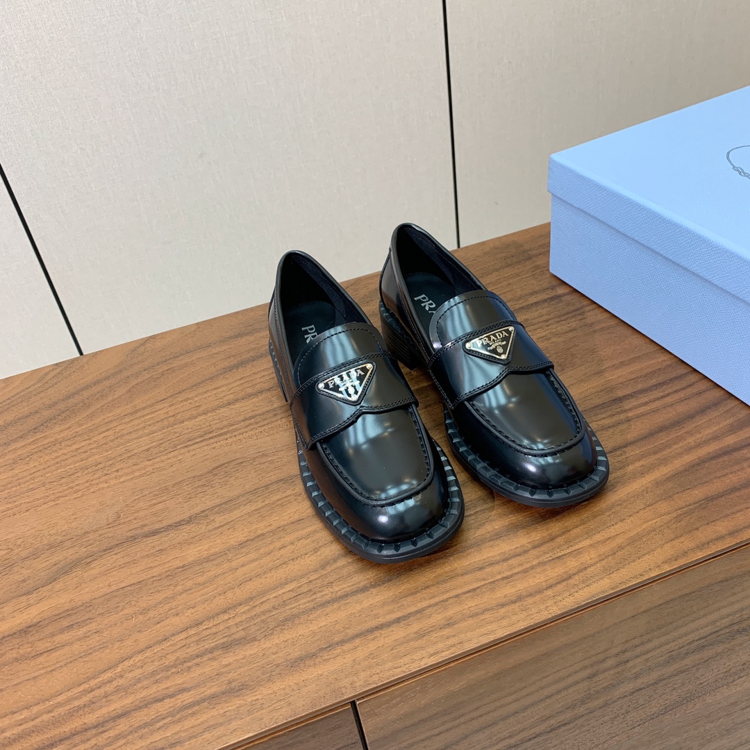 【Prad*】三角金属标一脚蹬。众多网红上脚，穿上增高休闲两不失误。
材质：鞋面开边珠，牛皮内里及垫脚。