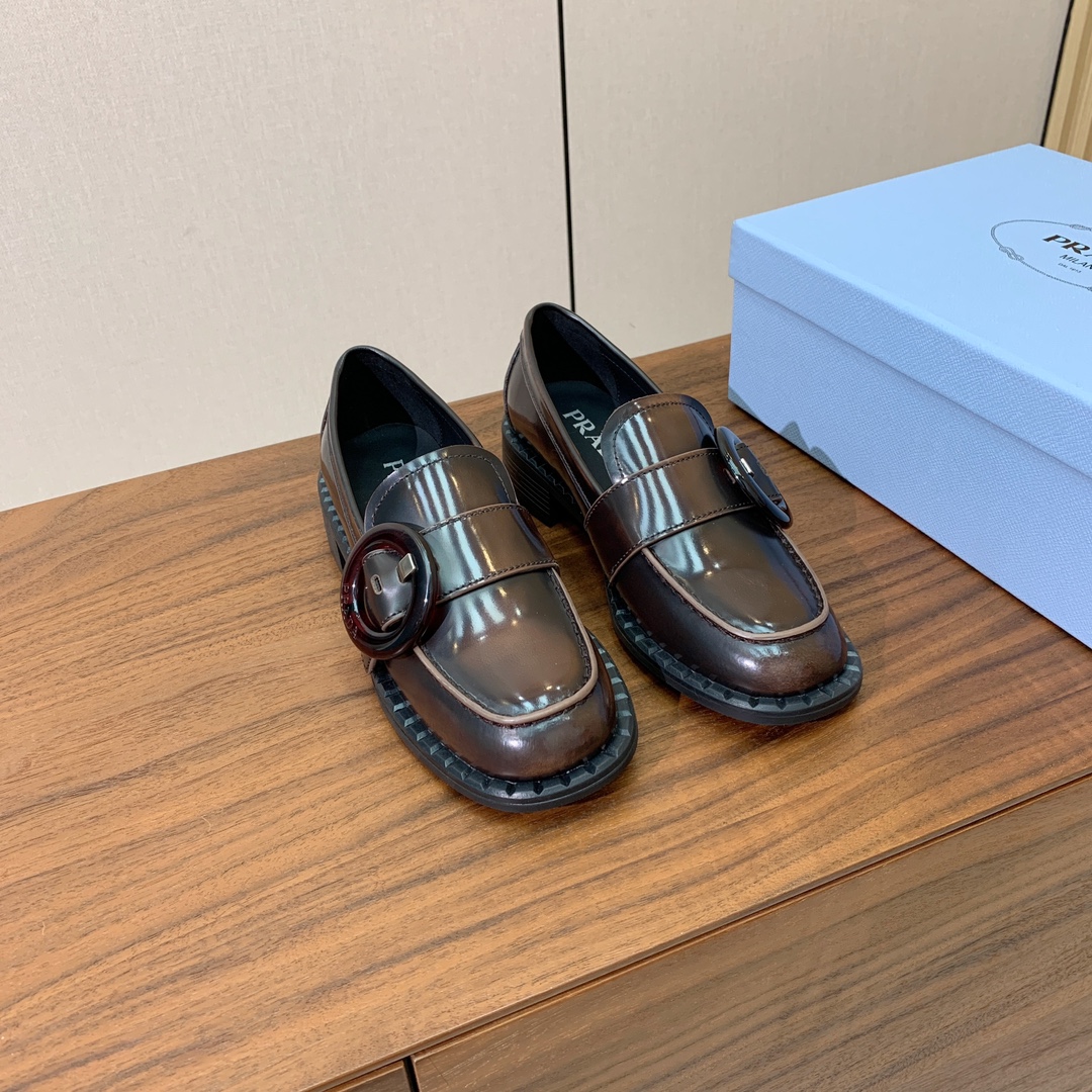 【Prad*】圆扣一脚蹬乐福鞋。众多网红上脚，穿上增高休闲两不失误。
材质：鞋面开边珠，牛皮内里及垫脚。