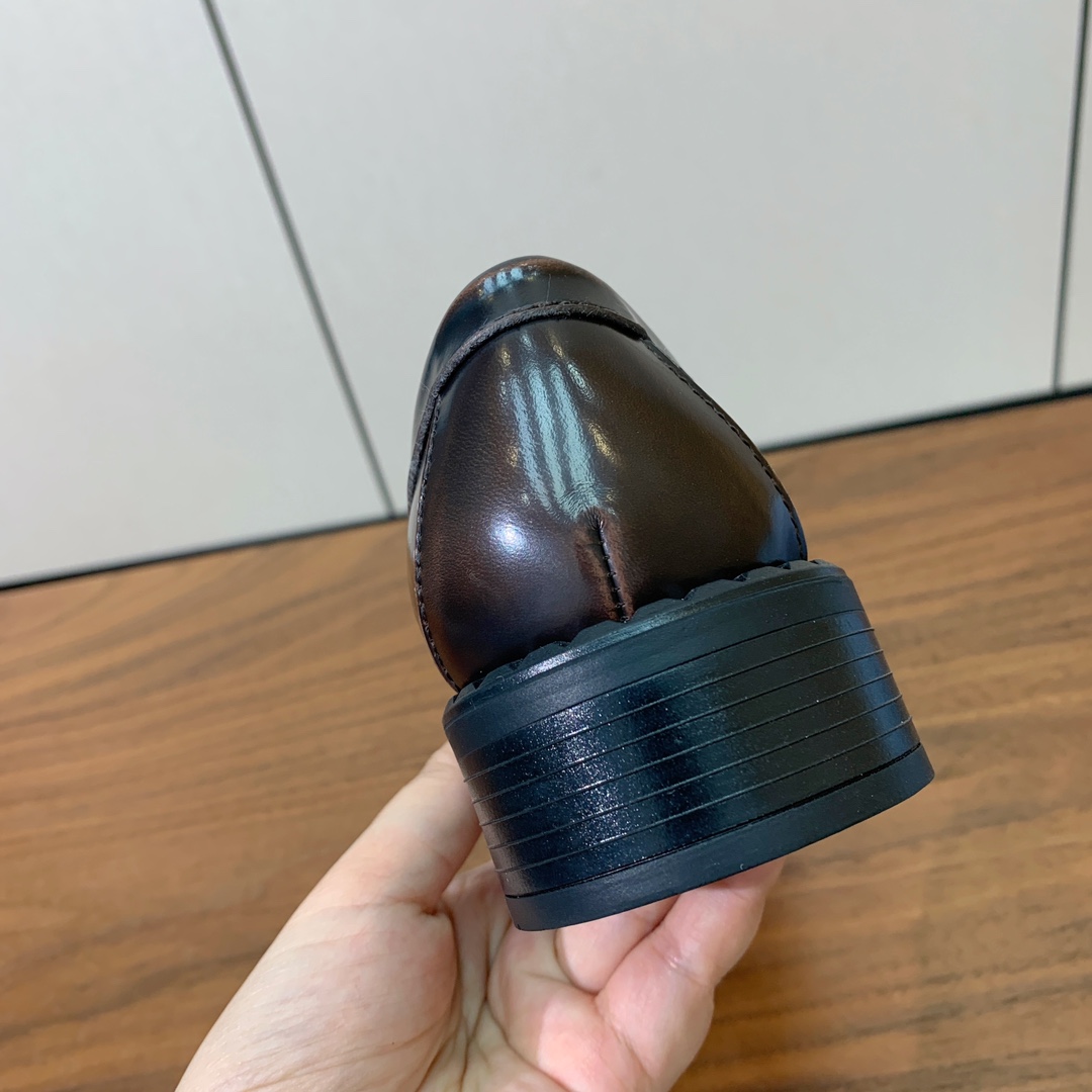 【Prad*】圆扣一脚蹬乐福鞋。众多网红上脚，穿上增高休闲两不失误。
材质：鞋面开边珠，牛皮内里及垫脚。
