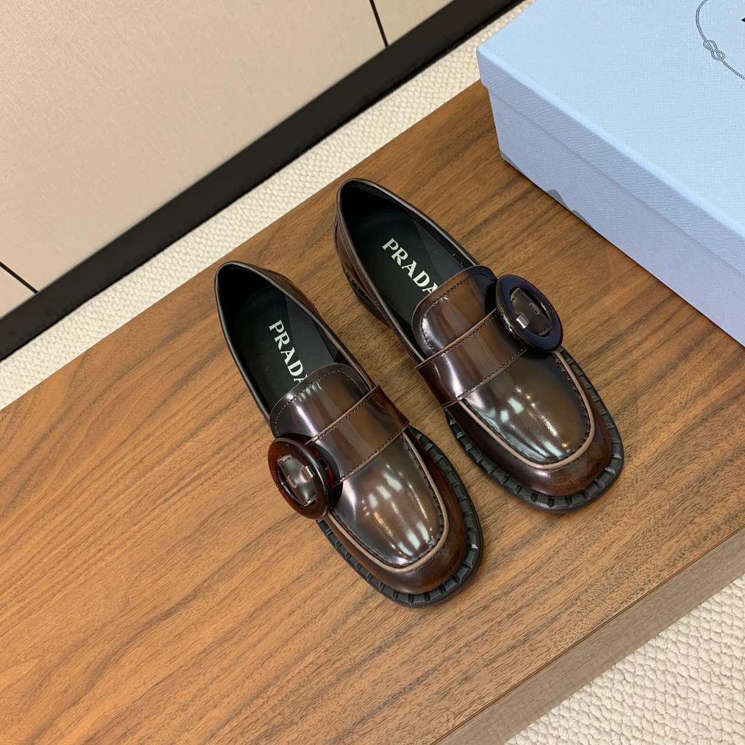 【Prad*】圆扣一脚蹬乐福鞋。众多网红上脚，穿上增高休闲两不失误。
材质：鞋面开边珠，牛皮内里及垫脚。