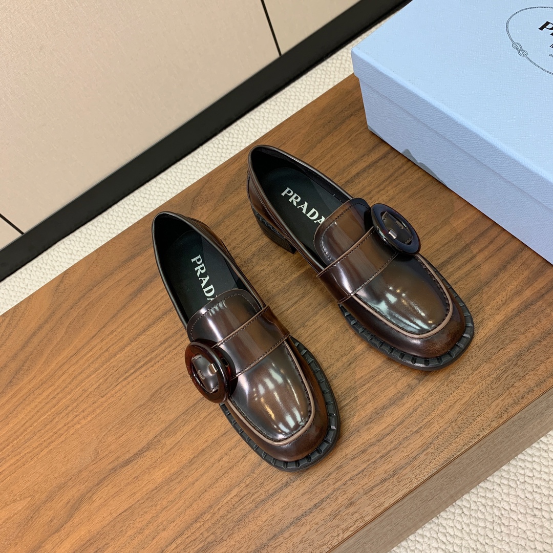 【Prad*】圆扣一脚蹬乐福鞋。众多网红上脚，穿上增高休闲两不失误。
材质：鞋面开边珠，牛皮内里及垫脚。