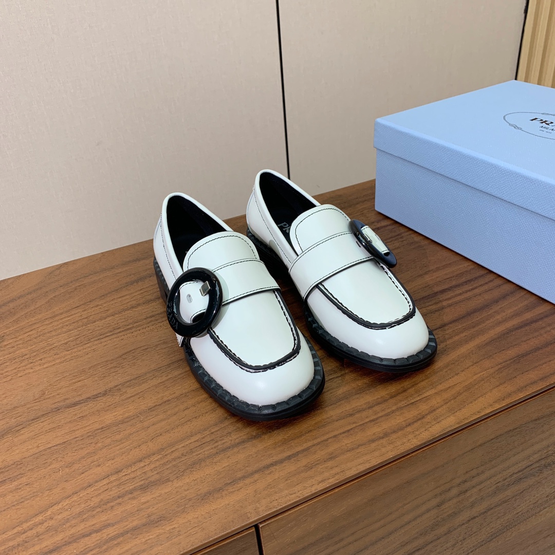 【Prad*】圆扣一脚蹬乐福鞋。众多网红上脚，穿上增高休闲两不失误。
材质：鞋面开边珠，牛皮内里及垫脚。