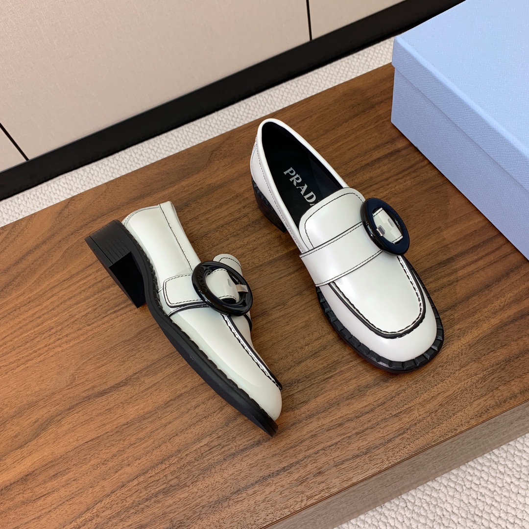 【Prad*】圆扣一脚蹬乐福鞋。众多网红上脚，穿上增高休闲两不失误。
材质：鞋面开边珠，牛皮内里及垫脚。