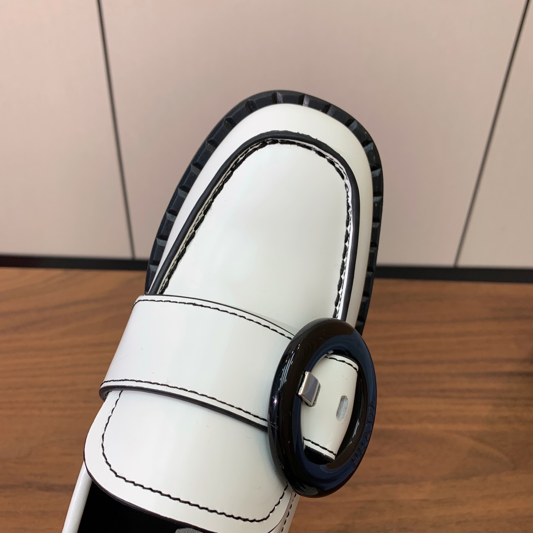 【Prad*】圆扣一脚蹬乐福鞋。众多网红上脚，穿上增高休闲两不失误。
材质：鞋面开边珠，牛皮内里及垫脚。