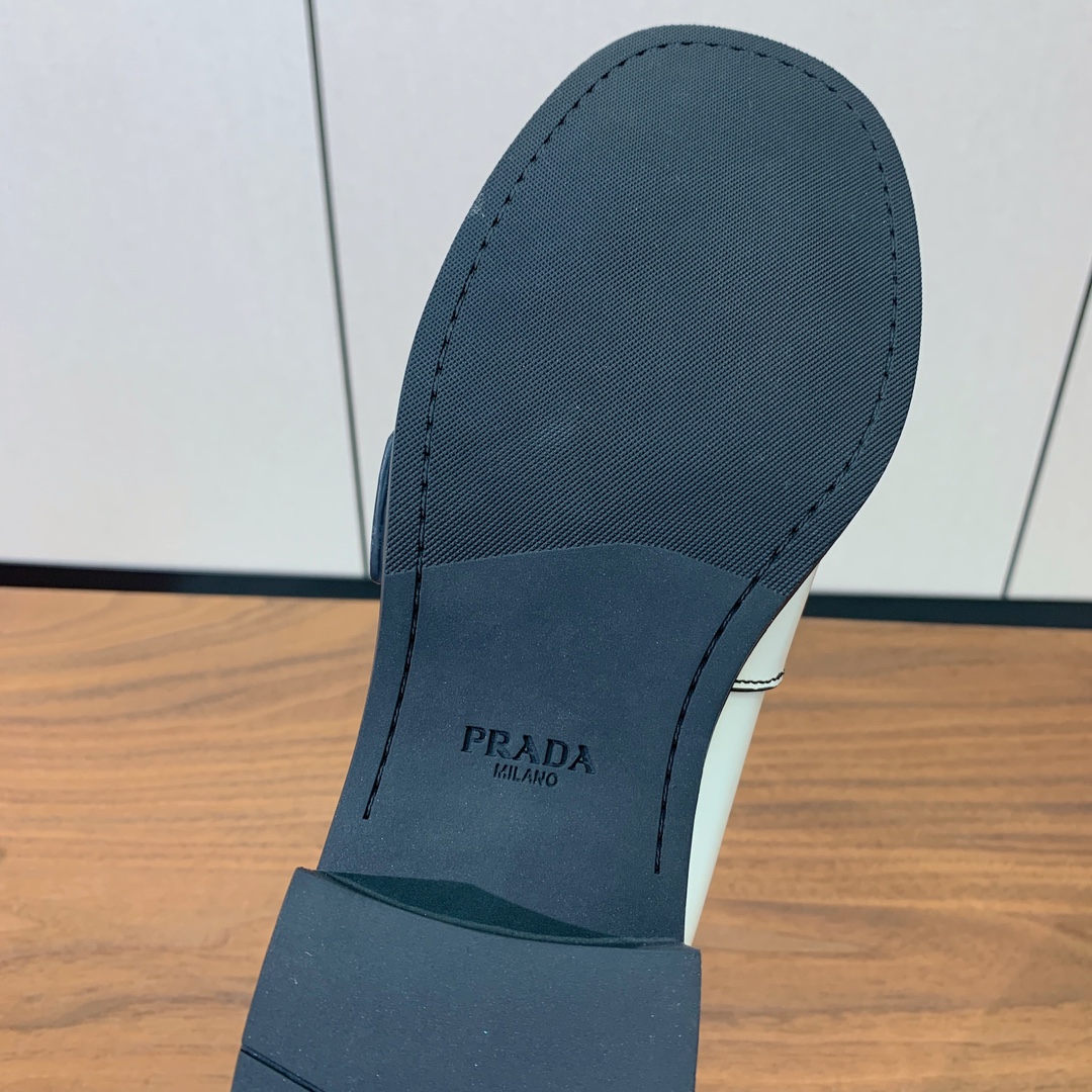 【Prad*】圆扣一脚蹬乐福鞋。众多网红上脚，穿上增高休闲两不失误。
材质：鞋面开边珠，牛皮内里及垫脚。