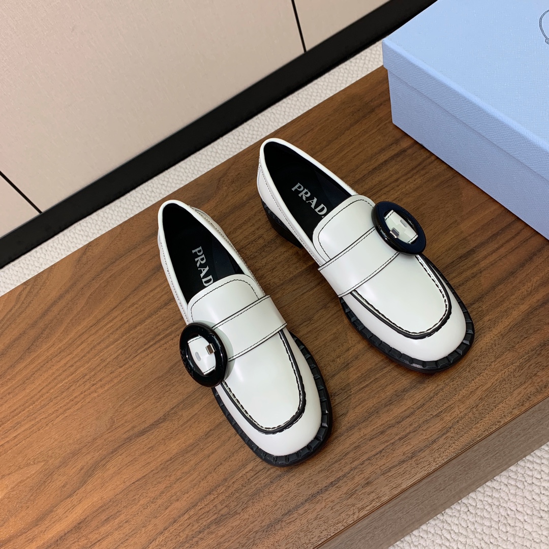 【Prad*】圆扣一脚蹬乐福鞋。众多网红上脚，穿上增高休闲两不失误。
材质：鞋面开边珠，牛皮内里及垫脚。