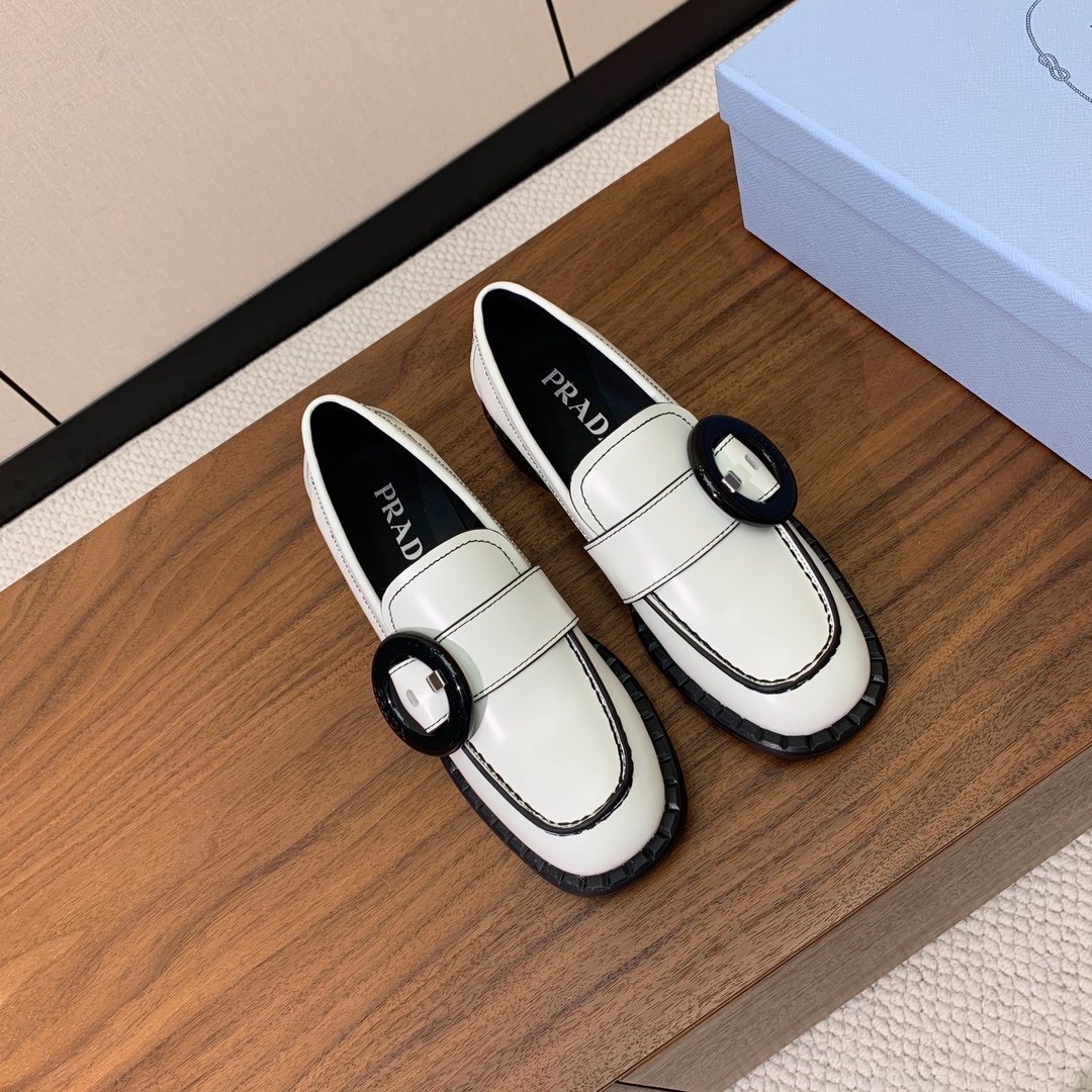 【Prad*】圆扣一脚蹬乐福鞋。众多网红上脚，穿上增高休闲两不失误。
材质：鞋面开边珠，牛皮内里及垫脚。