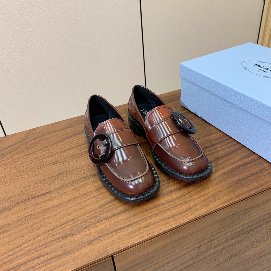 【Prad*】圆扣一脚蹬乐福鞋。众多网红上脚，穿上增高休闲两不失误。
材质：鞋面开边珠，牛皮内里及垫脚。
