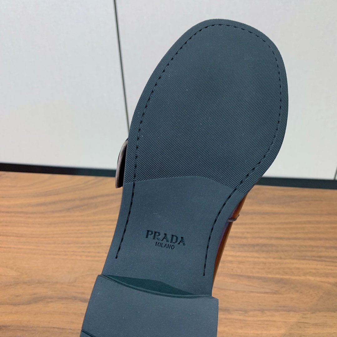 【Prad*】圆扣一脚蹬乐福鞋。众多网红上脚，穿上增高休闲两不失误。
材质：鞋面开边珠，牛皮内里及垫脚。