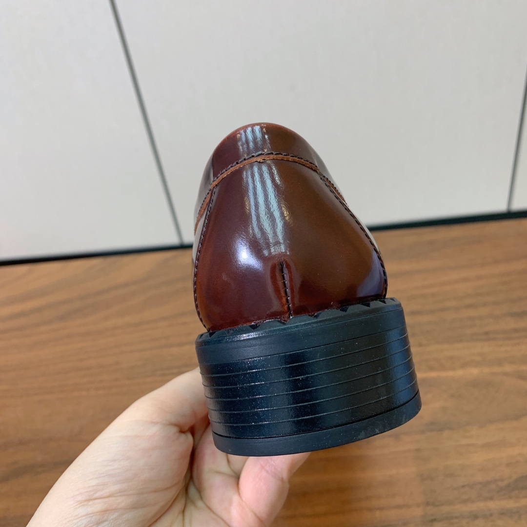 【Prad*】圆扣一脚蹬乐福鞋。众多网红上脚，穿上增高休闲两不失误。
材质：鞋面开边珠，牛皮内里及垫脚。