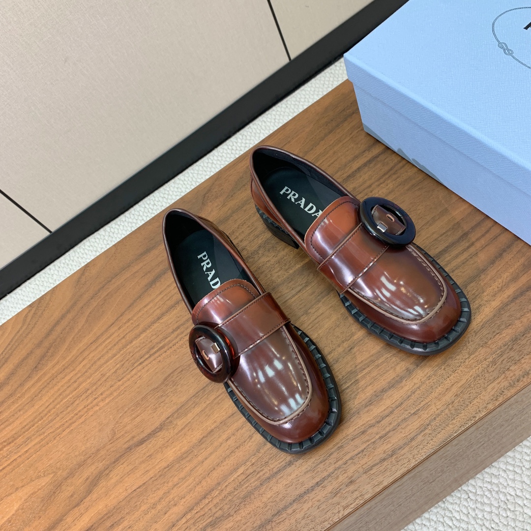 【Prad*】圆扣一脚蹬乐福鞋。众多网红上脚，穿上增高休闲两不失误。
材质：鞋面开边珠，牛皮内里及垫脚。