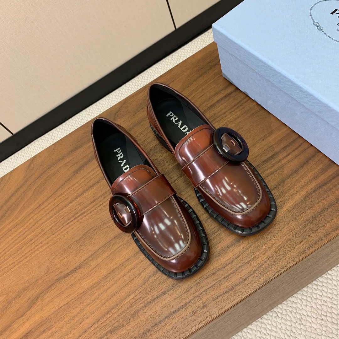 【Prad*】圆扣一脚蹬乐福鞋。众多网红上脚，穿上增高休闲两不失误。
材质：鞋面开边珠，牛皮内里及垫脚。