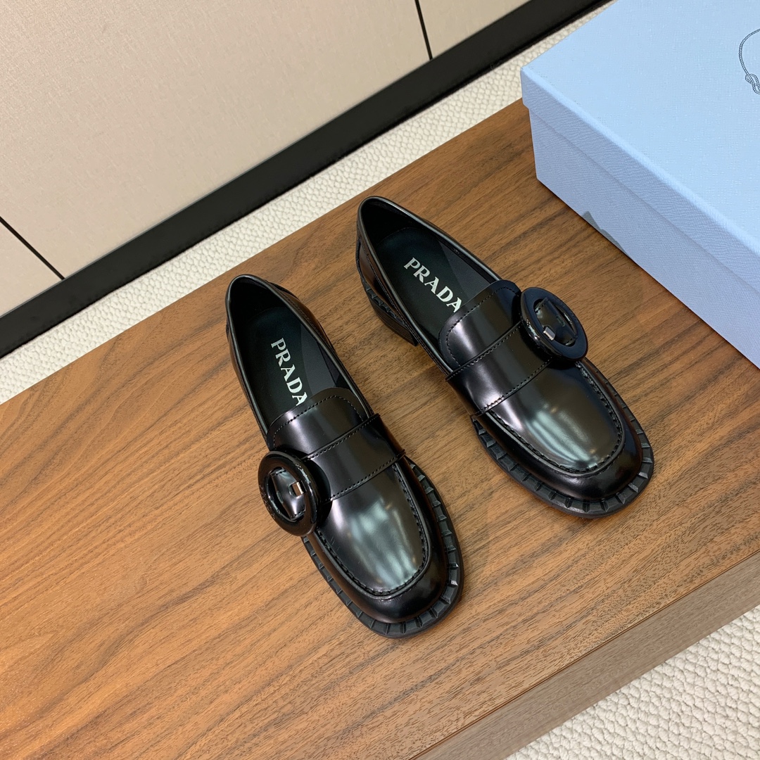【Prad*】圆扣一脚蹬乐福鞋。众多网红上脚，穿上增高休闲两不失误。
材质：鞋面开边珠，牛皮内里及垫脚。