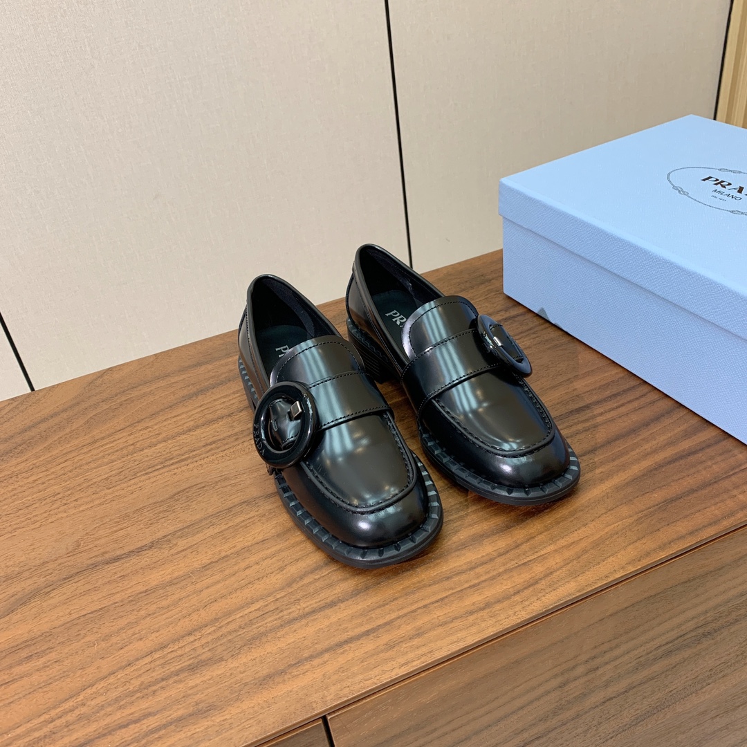 【Prad*】圆扣一脚蹬乐福鞋。众多网红上脚，穿上增高休闲两不失误。
材质：鞋面开边珠，牛皮内里及垫脚。