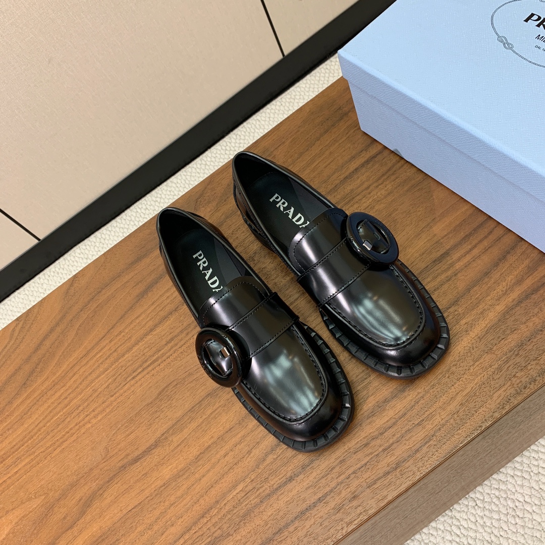 【Prad*】圆扣一脚蹬乐福鞋。众多网红上脚，穿上增高休闲两不失误。
材质：鞋面开边珠，牛皮内里及垫脚。