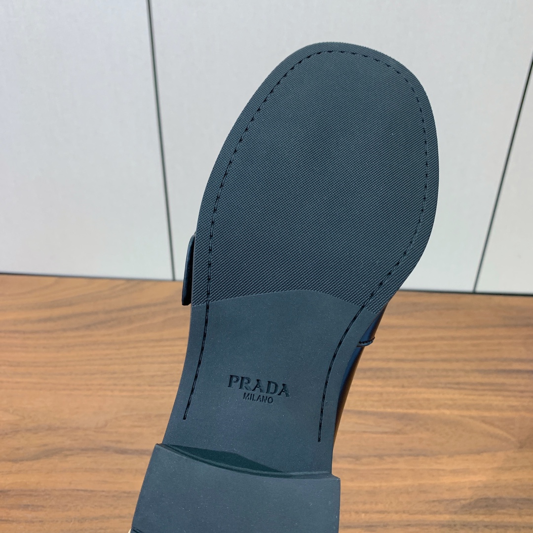 【Prad*】圆扣一脚蹬乐福鞋。众多网红上脚，穿上增高休闲两不失误。
材质：鞋面开边珠，牛皮内里及垫脚。
