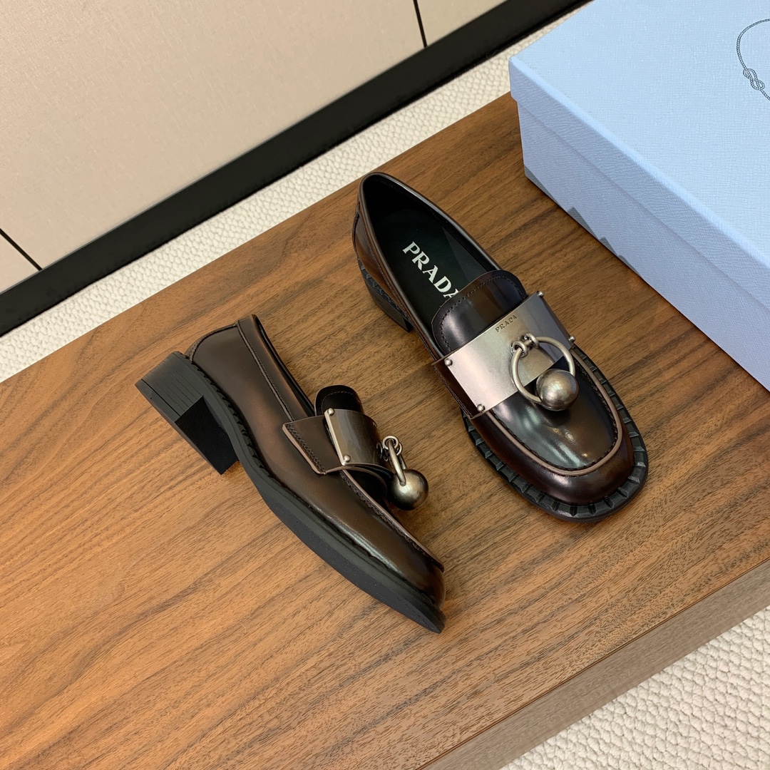 【Prad*】一脚蹬乐福鞋。众多网红上脚，穿上增高休闲两不失误。
材质：鞋面开边珠，牛皮内里及垫脚。带l