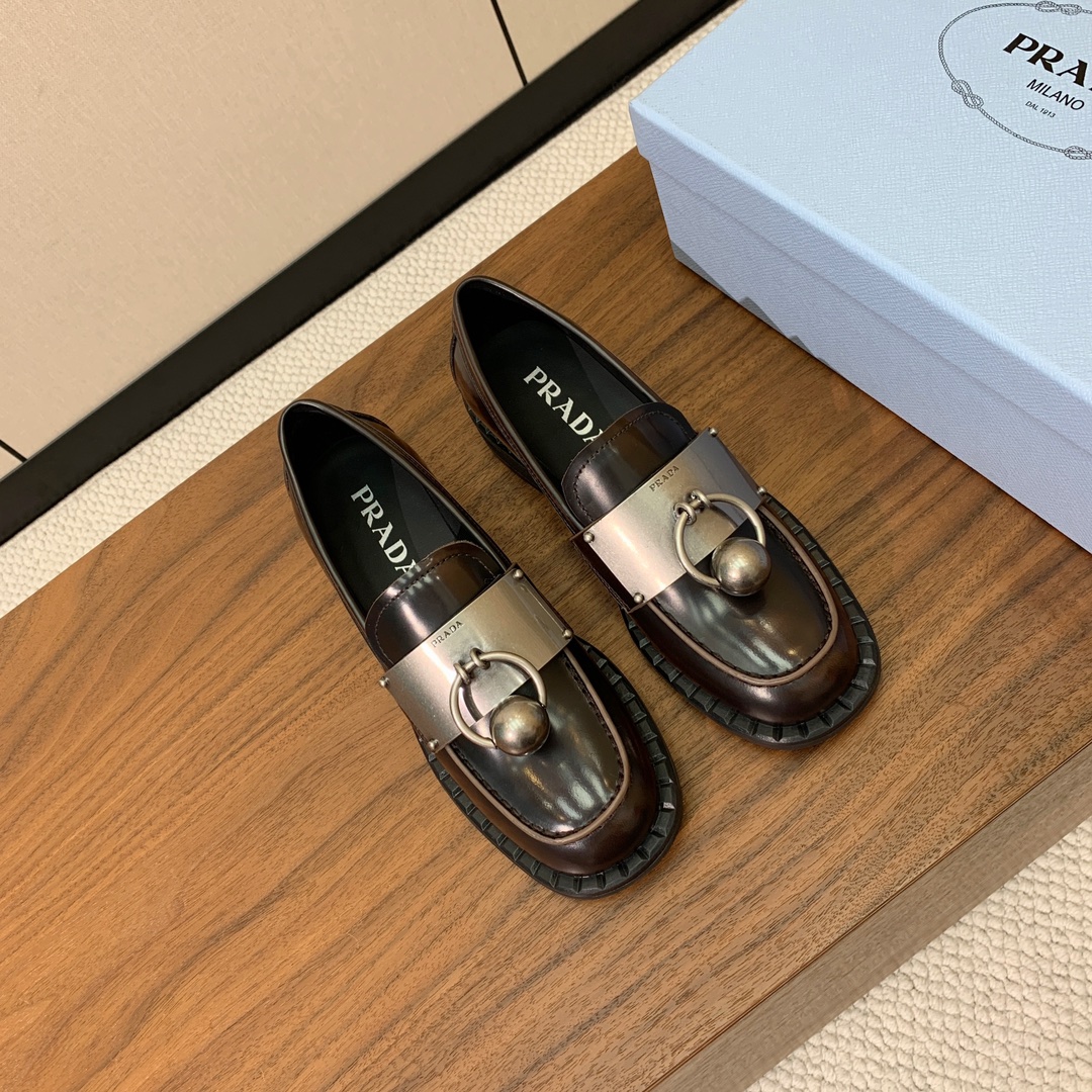 【Prad*】一脚蹬乐福鞋。众多网红上脚，穿上增高休闲两不失误。
材质：鞋面开边珠，牛皮内里及垫脚。带l
