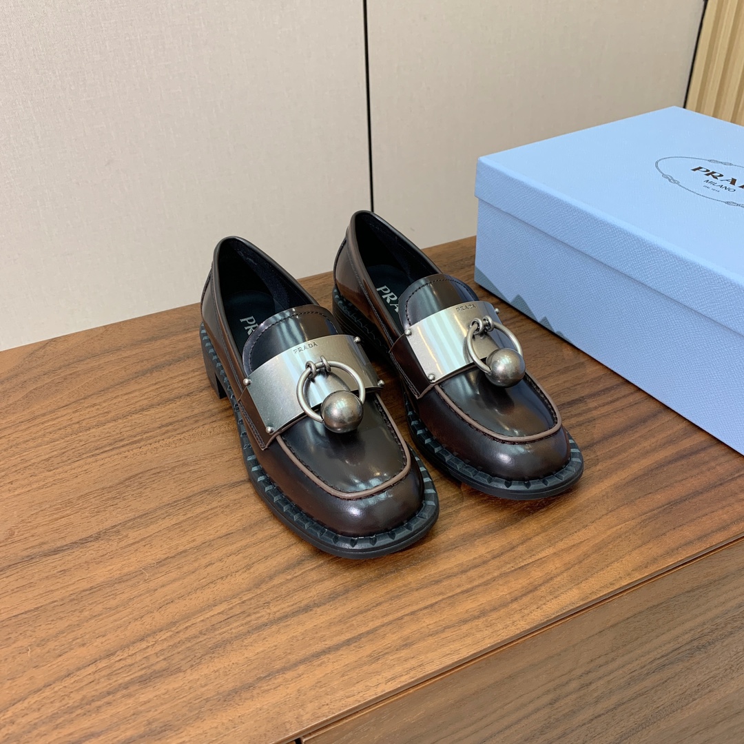 【Prad*】一脚蹬乐福鞋。众多网红上脚，穿上增高休闲两不失误。
材质：鞋面开边珠，牛皮内里及垫脚。带l