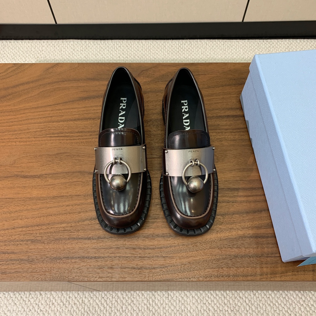 【Prad*】一脚蹬乐福鞋。众多网红上脚，穿上增高休闲两不失误。
材质：鞋面开边珠，牛皮内里及垫脚。带l