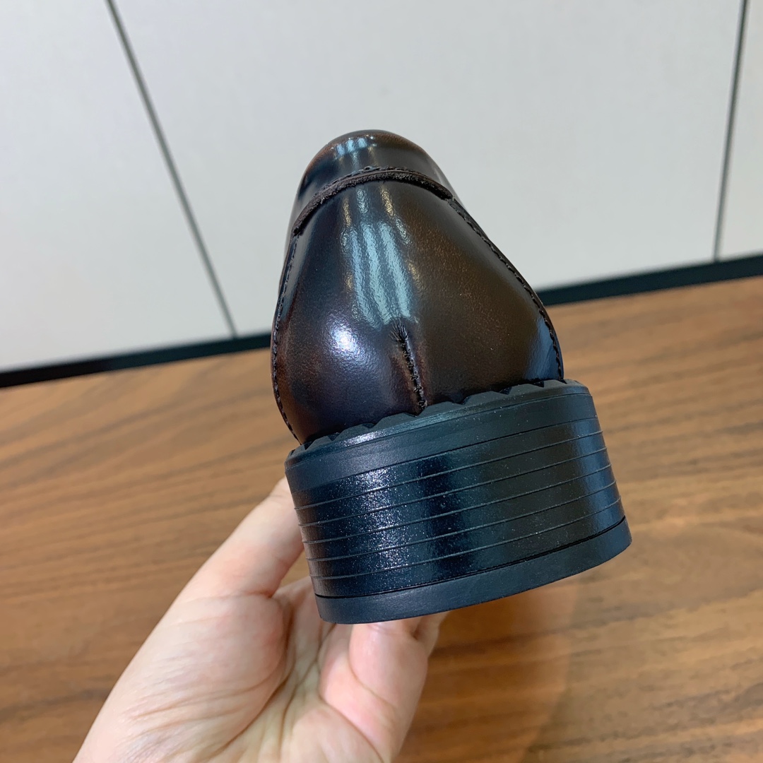 【Prad*】一脚蹬乐福鞋。众多网红上脚，穿上增高休闲两不失误。
材质：鞋面开边珠，牛皮内里及垫脚。带l