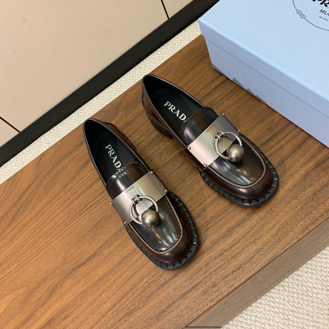 【Prad*】一脚蹬乐福鞋。众多网红上脚，穿上增高休闲两不失误。
材质：鞋面开边珠，牛皮内里及垫脚。带l