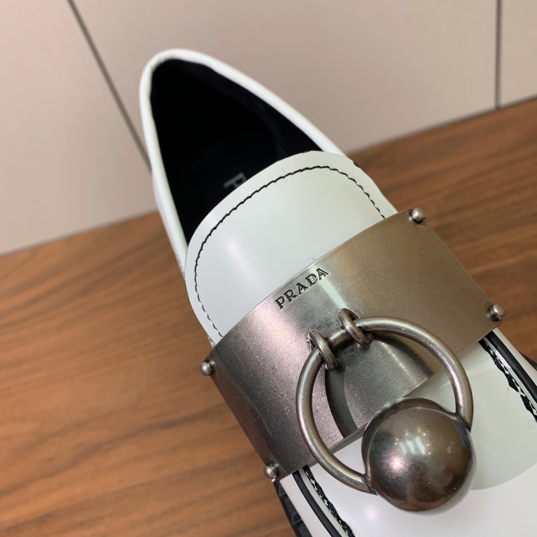 【Prad*】一脚蹬乐福鞋。众多网红上脚，穿上增高休闲两不失误。
材质：鞋面开边珠，牛皮内里及垫脚。带l