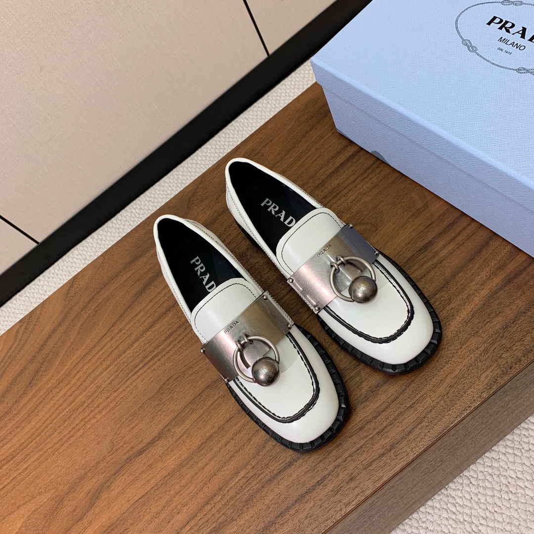 【Prad*】一脚蹬乐福鞋。众多网红上脚，穿上增高休闲两不失误。
材质：鞋面开边珠，牛皮内里及垫脚。带l