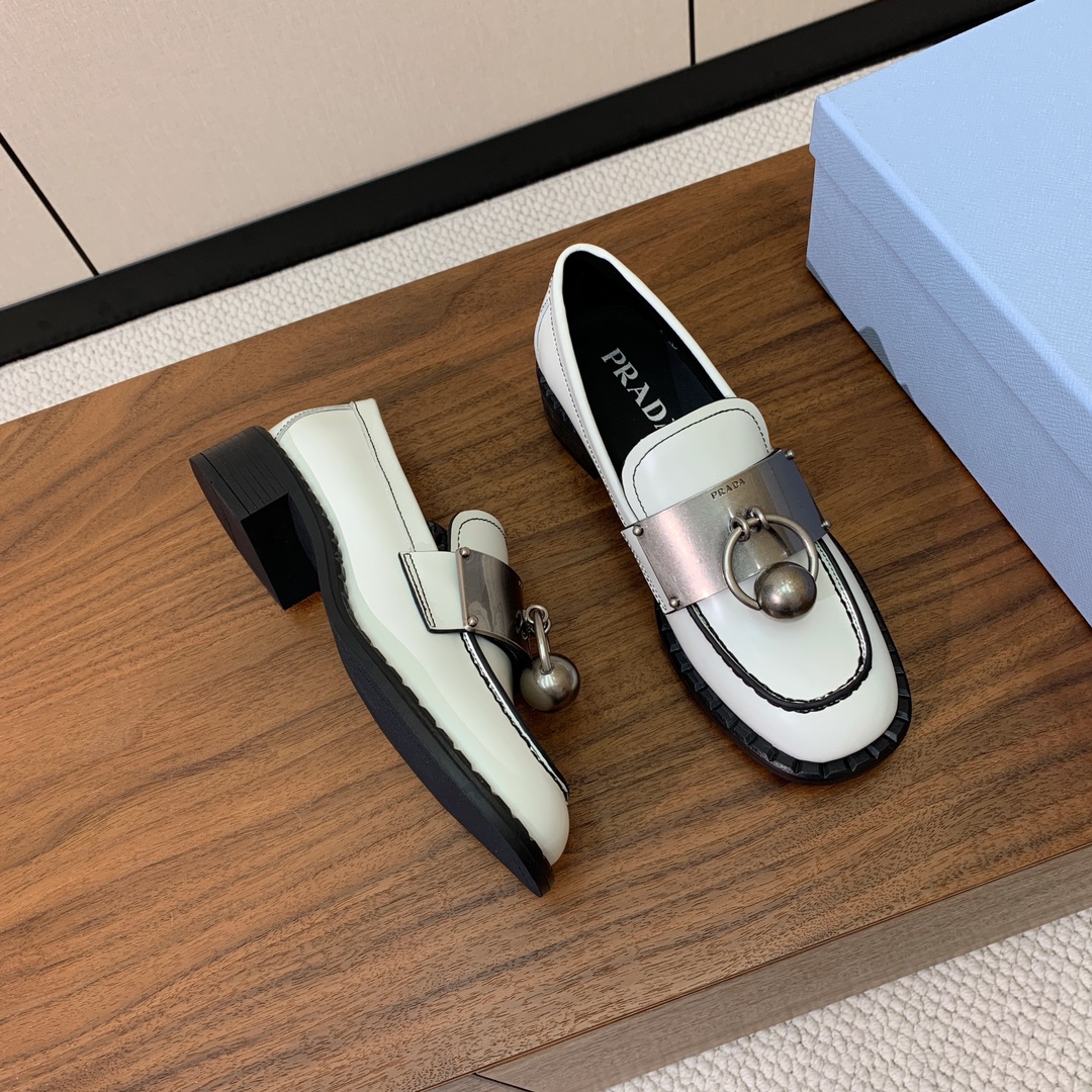 【Prad*】一脚蹬乐福鞋。众多网红上脚，穿上增高休闲两不失误。
材质：鞋面开边珠，牛皮内里及垫脚。带l